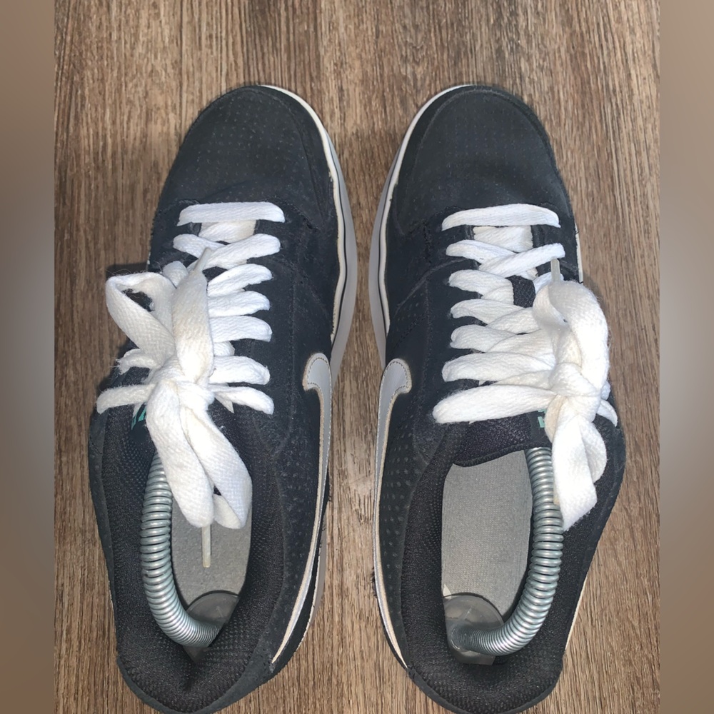 Nike woman’s black & white sneakers excellent pre loved condition size 8.5/9 - Picture 4 of 7